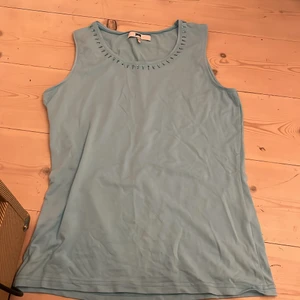 Linne  - Jätte gullig blått linne från joy med rhinestones på halsen. 10/10 skick! 