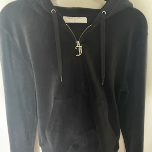 Svart juicy tröja - Intressekoll på min svarta juicy tröja. Säljer för 450kr  annars är det budgivning! Strl M men sitter S/M. Passar mig som normalt har S i hoodies. De enda felet på den är att de silvriga sakerna på snörena är borta och dragkedjan har blicit lite missfärga