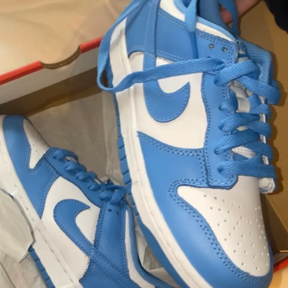 Säljer nu mina Nike dunks som är i nästan nyskick, köpte dem i london på Kick game för 5400 vilket var väldigt dyrt så priset kan diskuteras. Vid intresse så kan jag skicka fler bilder på dem såklart!. Skor.