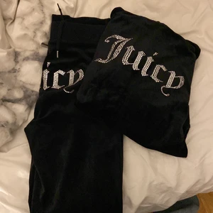 Juicy sett storlek s  - Säljer mitt juicy sett kan sälja var för sig då jag fått ett grått och blått istället och inte använder de svarta. Sparsamt andvända och inget trasigt eller så. Byte funkar också mot ett par i S Kan sänka vid snabb affär. 