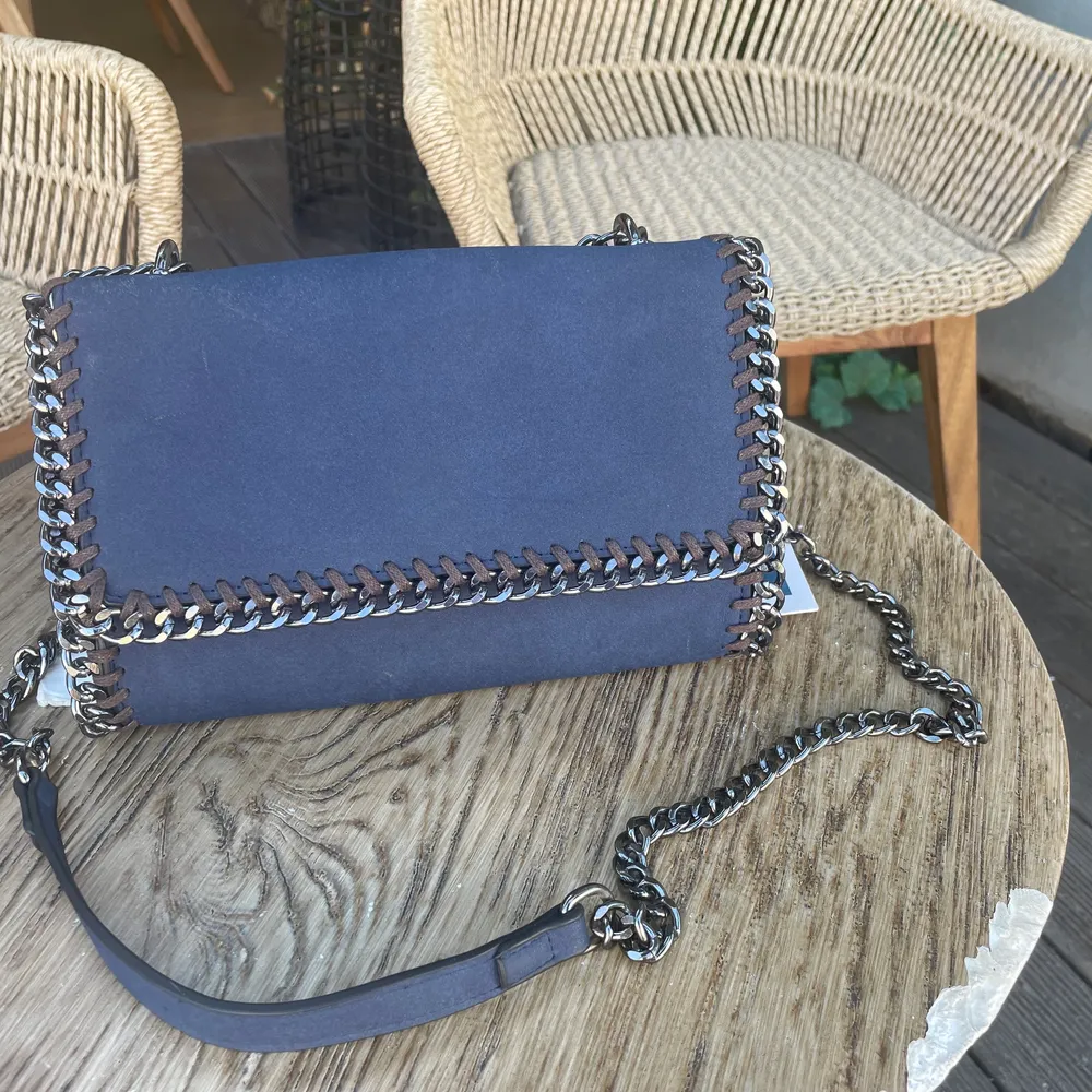 Jättefin blå väska som jag säljer pågrund av att jag köpt en ny. Använd endast en gång så är som ny, inga defekter eller liknande. Axelbandet går att justera beroende på hur långt band man vill ha.  Skriv privat vid intresse😊. Väskor.