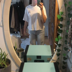 Vit t-shirt - T-shirt från monki med fint märke. Använder inte längre.  