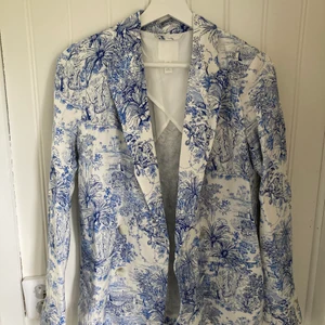 Mönstrad kavaj - Mönstrad kavaj i blå och vit från H&M. Använd en gång. Linne-imitation. Storlek 32 men passar mig perfekt som har storlek 36. Beror på hur oversized du vill ha den. 