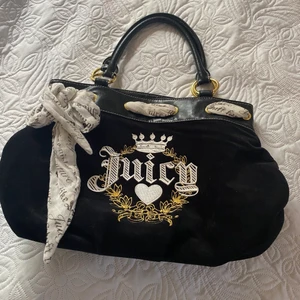 Juicy couture väska - Väska från juicy couture i större modell med klassiska juicy-ikonen! Fint skick och rymmer mycket. Från 2000-tal! 