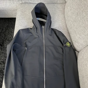 Stone island jacka  - Stone island jacka i otroligt bra skick! Använd ungefär 5 gågner och säljer pga av fel storlek.   Vid snabb affär är jag väldigt generös med priset.