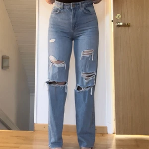 Slitna blå jeans  - Säljer mina älskade jeans då dom inte kommer till användning längre.