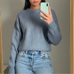 Blå stickad tröja - En jättefin blå stickad tröja i storlek XS. Köparen står för frakten som ligger på 65 kr och betalning sker via swish💕