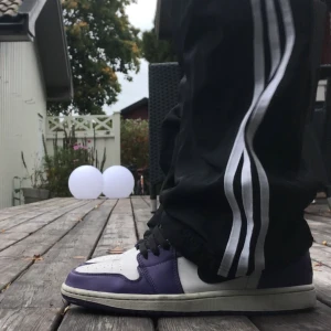 Jordan 1 court purple  - Air Jordan 1 court purple köpta på Plick äkta men låda och kvitto finns ej. Säljer då de är för små mycket använda men ser fortfarande fräscha ut och jag tycker de är jävligt sköna. (Skriv för fler bilder och eller frågor du har)