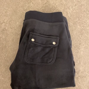 Juicy couture  - Säljer mina mörkblåa juicy couture de är för små, har också tröjan om någon är intresserad, prislapparna finns fortfarande kvar om man vill ha dom , ❤️