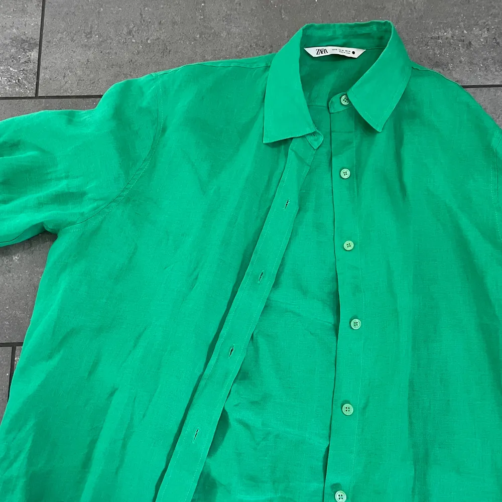 Grön linneskjorta från Zara strl XS men passar mig med strl S ibland M, alltså oversized. Knappt använd . Skjortor.