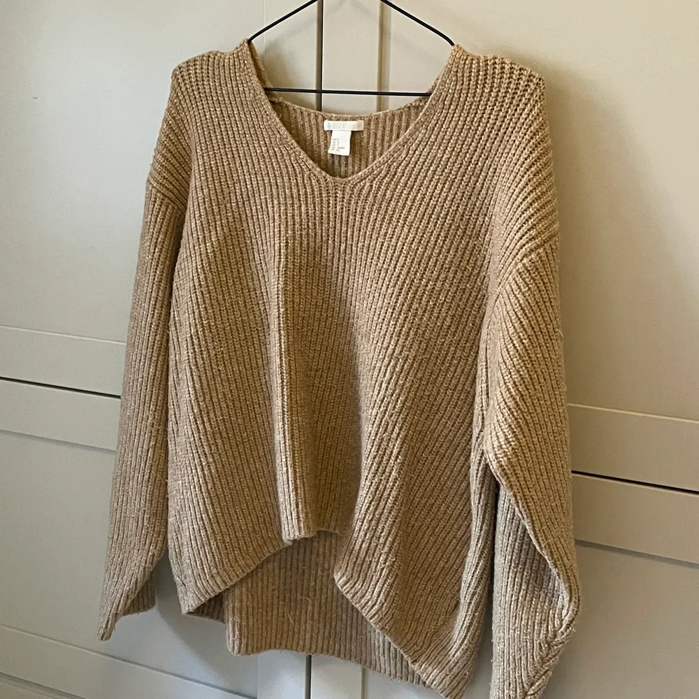Säljer den här fina stickade tröjan. Perfekt nu till hösten och vintern. Storlek S. Beige/ljusbrun. Stickat.
