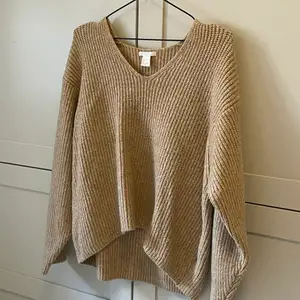Säljer den här fina stickade tröjan. Perfekt nu till hösten och vintern. Storlek S. Beige/ljusbrun