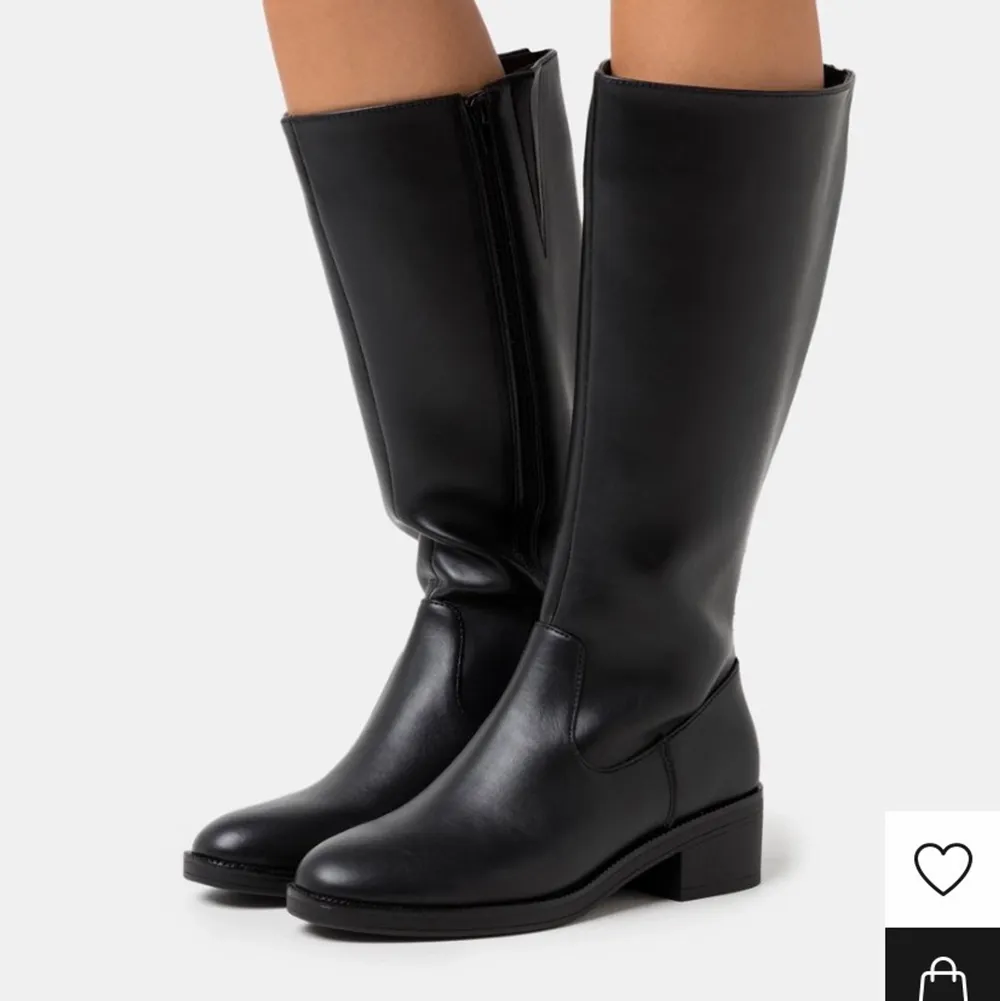 Säljer dessa skitsnygga svarta boots från Anna Field som är slutsålda!! Hör av er vid mer frågor! Endast använd en gång😁🫵🏻. Skor.