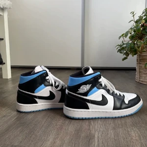 Jordan 1  - Säljer mina Air Jordan 1 mid ”Royal black and blue”. De är i storlek 40 och i bra skick. Nästan ingen crease. Funderar på att sälja vid bra pris! 💕💕 Kontakta mig om ni har frågor ☺️