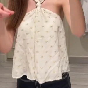 Slutsåld zara topp - En jättefin slutsåld zara topp som jag köpte i somras bara använd 2 gånger och är jätte fint skick! ❤️❤️ om ni har fler frågor eller vill ha fler bilder är det bara att höra av sig i dm ❤️