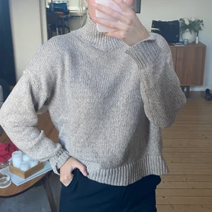 Stickad tröja - Jättebra skick, inte stickig!