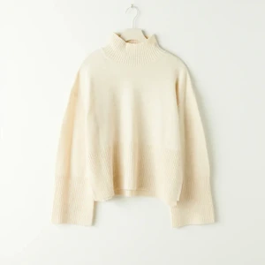 Stickad tröja Gina tricot - Helt ny trendig stickad tröja från Gina tricot som är helt slutsåld. Den perfekta hösttröjan!! Råkade beställa fel storlek och hade redan klippt bort lappen och kastat kvittot. Superskön och len i materialet, inget sticksig alls. Köpte den för 399 kr. ❤️