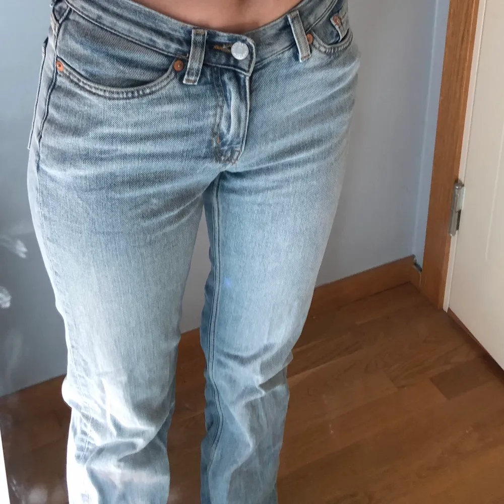 Ett par lågmidjade jeans från weekday i modellen Twig! . Jeans & Byxor.