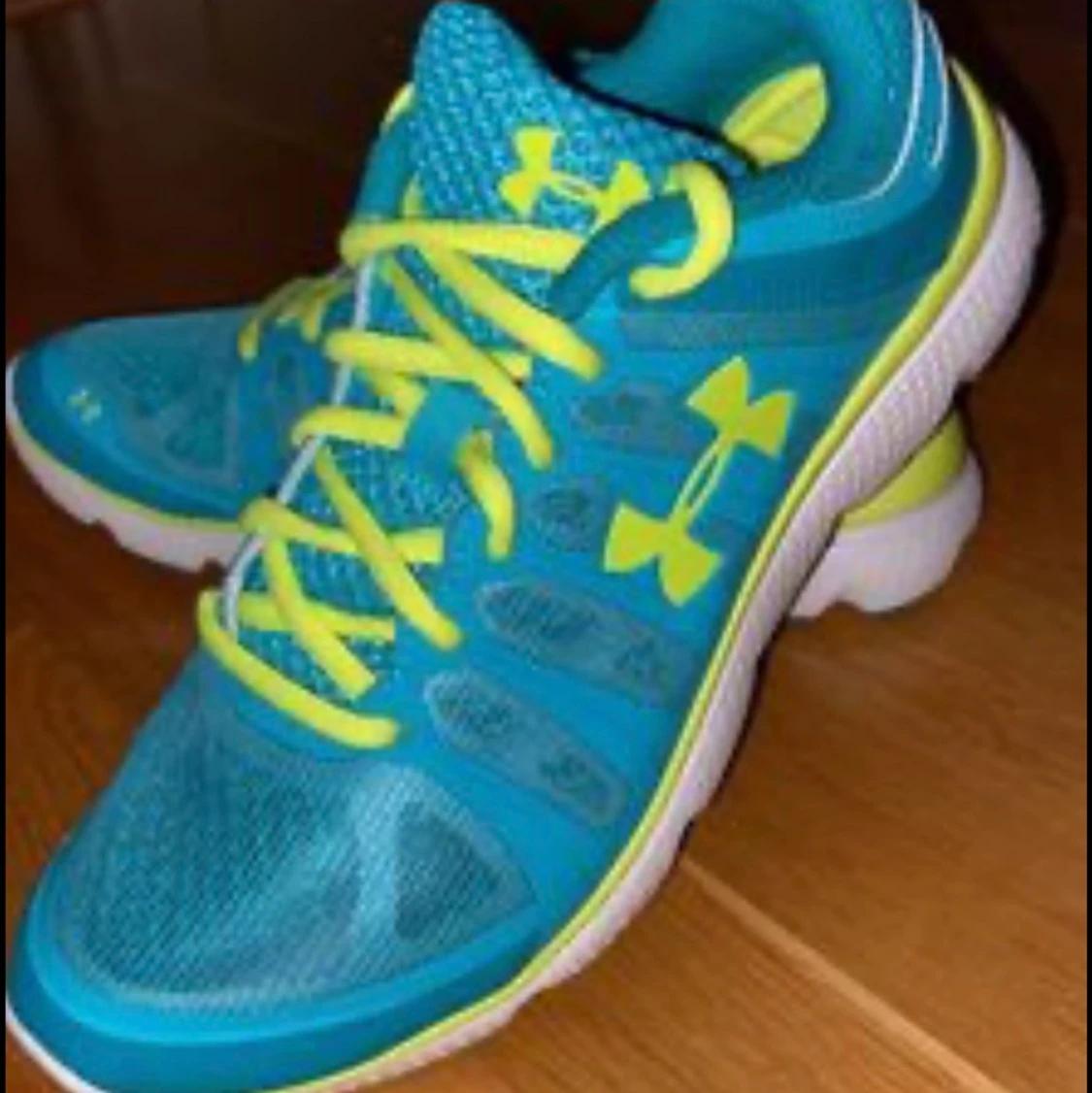 Nya Under armour skor - storlek 38