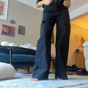 Snygga wide leg cargo byxor ifrån bershka! (Oanvända!!) Storlek 38 så funkar bra att ha lowwaist om man har S/XS🥰 innerbensmått 81cm