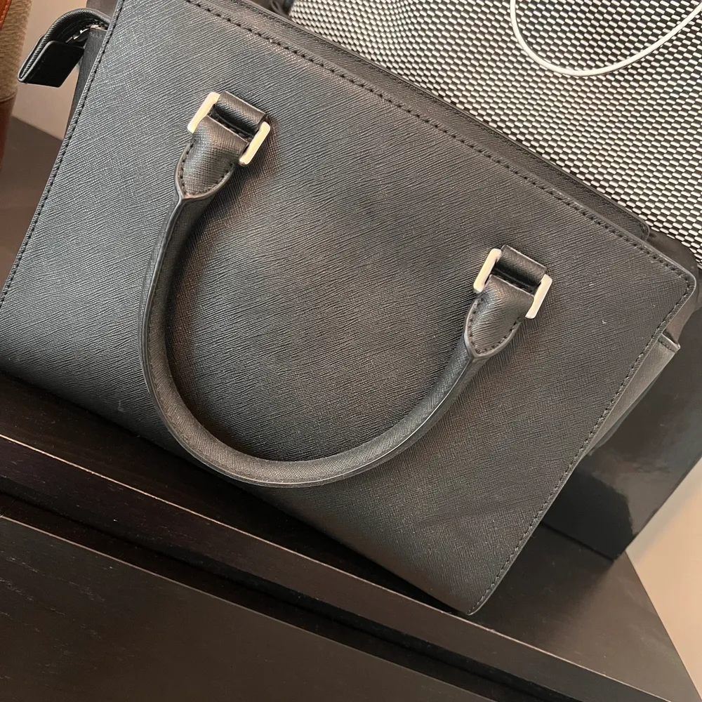 Äkta Michael kors väska, knappt använd. . Asusteet.