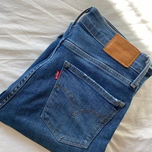 Levis 724 High Rise Straight - Köpt här på Plick.  Säljer pga fel storlek. Gott skick. 