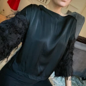 Rodebjer - Fin blus från Rodebjer i svart glansigt material. Suuperfin men jag har bara använt den en gång :(  Köpt för ca 1500-2000 kr 