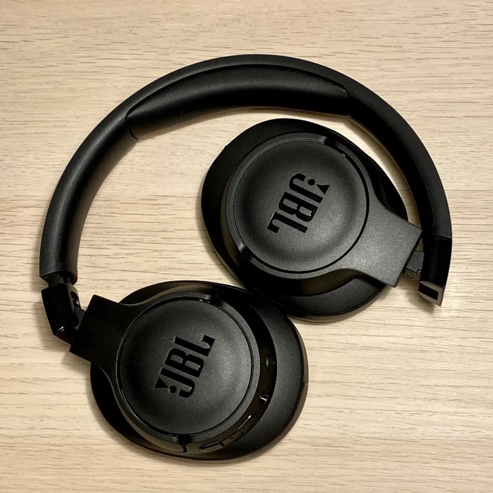 Säljer dessa oanvända JBL tune 710bt hörlurarna då jag har fått ett par andra hörlurar i present. Kommer med laddningsladd (C-laddkabel) och avtagbar ljudkabel.   Specs: - JBL pure bass ljud - Upptill 50 timmar speltid - Laddtid 2 timmar (från helt tomt). Accessoarer.