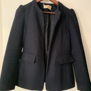 Marinblå kappa - Säljer denna jättesnygga kappa/jacka perfekt till hösten🍂 Den är i bra skick och säljer för att jag har en liknande jag använder mer. Skriv privat för eventuella frågor💕köparen står för frakten.