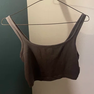 Grå topp - en grå, kort topp från hm. använd ett fåtal gånger och är som i nyskick. hör av dig vid intresse:) 