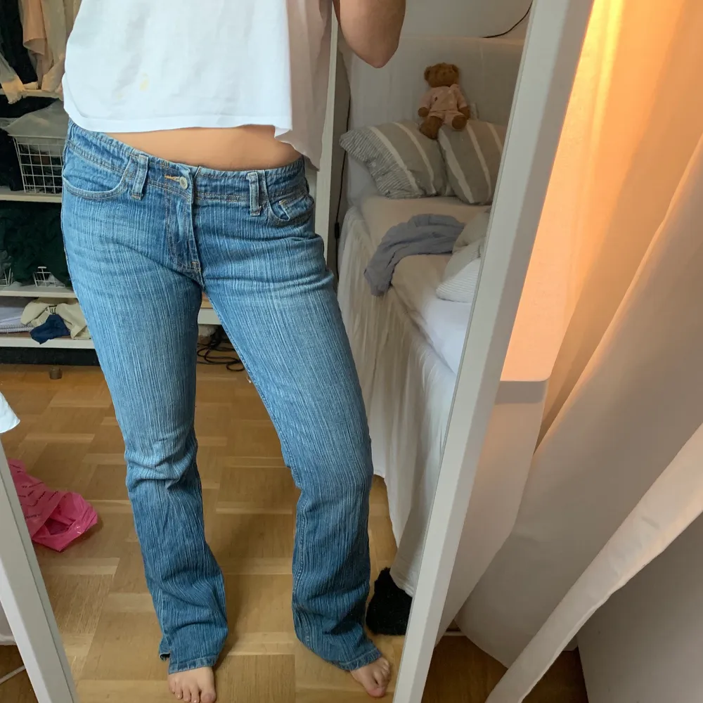 Säljer dessa populära jeansen från brandy melville❤️ Superfint skick, inte använda mycket alls😊. Jeans & Byxor.