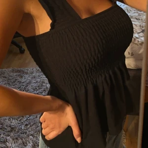 Topp - Jättefin topp från H&M som är stretchig upptill och sitter då tight, efter kroppen! Faller över magen. Använd få ggr. Det är en EU38 men den är liten i storleken. 