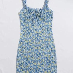 Söt sommarklänning - Klänning i strl M men skulle säga att det är mer en S som passage för M då den är stretchig. Köpte för 139kr