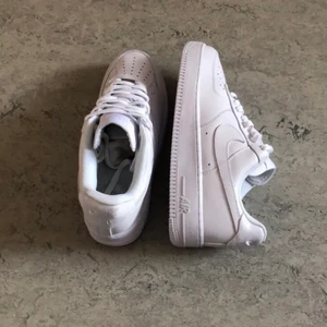 Vita air force 1s - Aa- kopior men ser exakt ut som äkta. Helt nya och oanvända. Nedkommer utan kvitto och låda. Kan mötas upp i Trollhättan men frakt kostar 99kr ( om man ska ha spårbar frakt sånkostar det 99kr+)