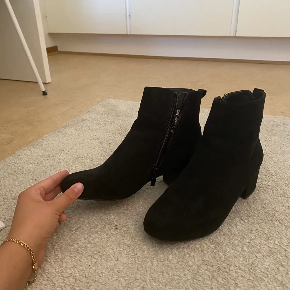 Ett par svarta boots med mockaimitation och lagom hög klack. Fungerar utmärkt till både vardag och festligheter. Använda några gånger men skorna är i bra skick!  . Skor.