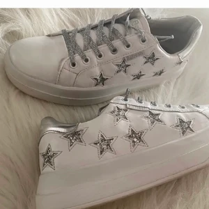 Vita skor - Säljer dessa jättesnygga skor, de är här från Plick men kommer ej till användning. Storlek 38 ungefär (24,5 cm) De är i ett bra skick❤️