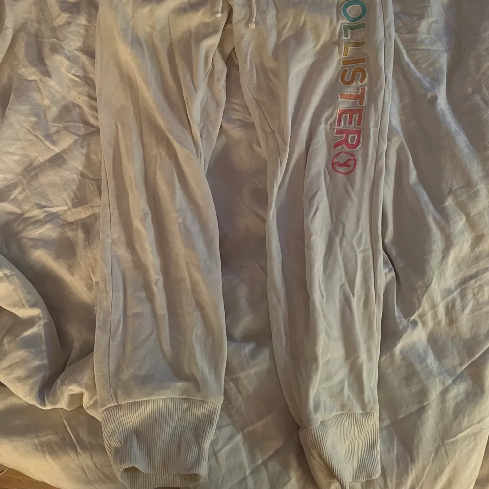 Vita sweatpants från Hollister. Strl S. Pris 65kr + frakt 💓 🚚 (posted 15/09/22) . Jeans & Byxor.
