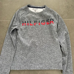 Hilfiger tröja stl 134/140 - Jättefin tröja från Tommy Hilfiger i ”träningsmaterial”. Storlek Child Large, motsvarar 134/140 i svensk storlek.  Blåmelerad.