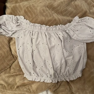 GinaTricot topp - Säljer denna toppen då jag inte använder den längre. Fint skick och skön att ha på sommaren