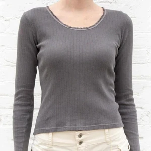 Grey lace top brandy  - Jättefin och snygg topp från brandy, knappt använd och är i bra skick! 💗(frakten ingår i priset)