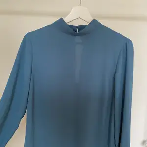 Gina Tricot blå tröja storlek 36 använd några gånger och i bra skick 