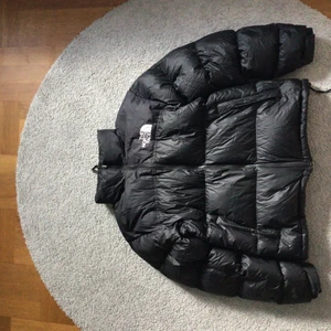 The North Face dunjacka - Säljer min The North Face jacka. I princip i nyskick. 10/10 condition. Köpt för 2 år sedan på Zalando för runt 3000kr. Bara att skriva om ni skulle vilja ha fler bilder på plagget eller har några frågor.