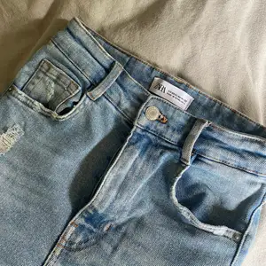 Skinny jeans från Zara👖Slitningar längst ner samt lite på benen💗 Inte alls slitna, säljer dom pga har blivit för små💗