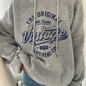 Vintage hoddie - Snygg hoddie som aldrig är använd! Har en likadan i grön också ifall intresse finns. Storlek M men ganska liten i storlek! Lånad bild men egens kan fixas!! GRÖNA SÅLD SÅ BUDGIVNING PÅ DEN GRÅ