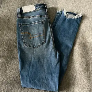Säljer mina helt nya, aldrig använda förut, American Eagle-jeans.  De är hög midja skinny jeans.