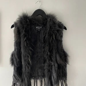 Pälsväst - Fin pälsväst ifrån Hollies i nästintill nyskick. Inköpt för 1699, säljer den betydligt billigare, priset här är inte hugget i sten! Skulle säga att den passar XS-M