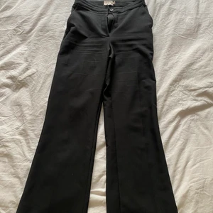 Svarta kostymbyxor  - Svarta kostymbyxor från nakd-samarbete med AFJ. Strl 34. Använda men i bra skick. För små för mig. 