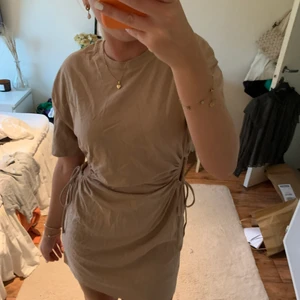 klänning med cut out pull and bear - Super fin klänning från pull and bear med lappen kvar aldrig använd i beigh färg