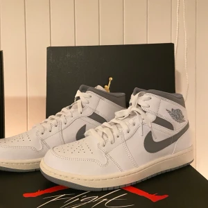 Jordan 1 mid neutral gray - Helt nya jordans i storlek 43 i färgen neutral gray, pris 1800kr kan mötas i karlstad/kristinehamn eller fraktas 📦 