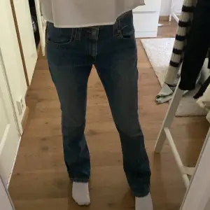 Low waist bootcut jeans i färgen blå. Aldrig använda. Säljer på grund av stora i midjan💗